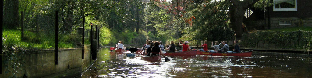 Kanufahrende auf dem Wasserweg bei der Emder Kunsthalle