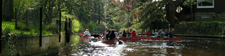 Kanufahrende auf dem Wasserweg bei der Emder Kunsthalle