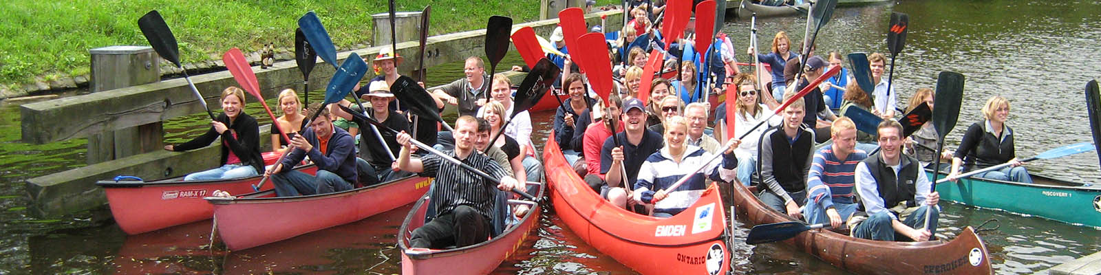 Gruppe von Kanufahrenden